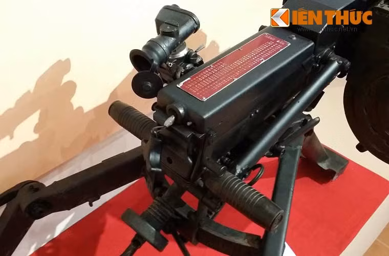 Trên chiến trường, thông thường mỗi khẩu AGS-17 sẽ cần ba người phục vụ trong đó có một xạ thủ, một quan sát viên và một người mang hoả lực thường làm nhiệm vụ bảo vệ và tải đạn.