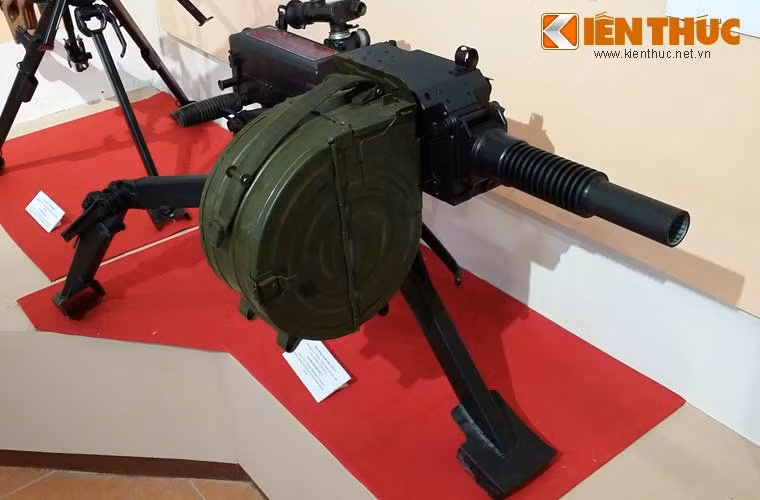 Toàn bộ khẩu súng này có trọng lượng 31 kg - khá lớn so với thể hình của người Việt Nam nhưng vẫn hoàn toàn có thể cơ động được ở mức khá trên chiến trường.