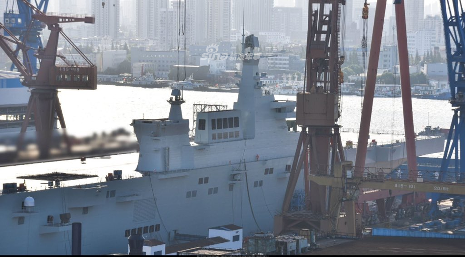 Ngoài ra, cảng đóng tàu Hỗ Đông - Trung Hoa cùng lúc đó cũng đang thi công đóng một tàu đổ bộ khác thuộc lớp Type 071 cho Hải quân nước này. Nguồn ảnh: Sina.