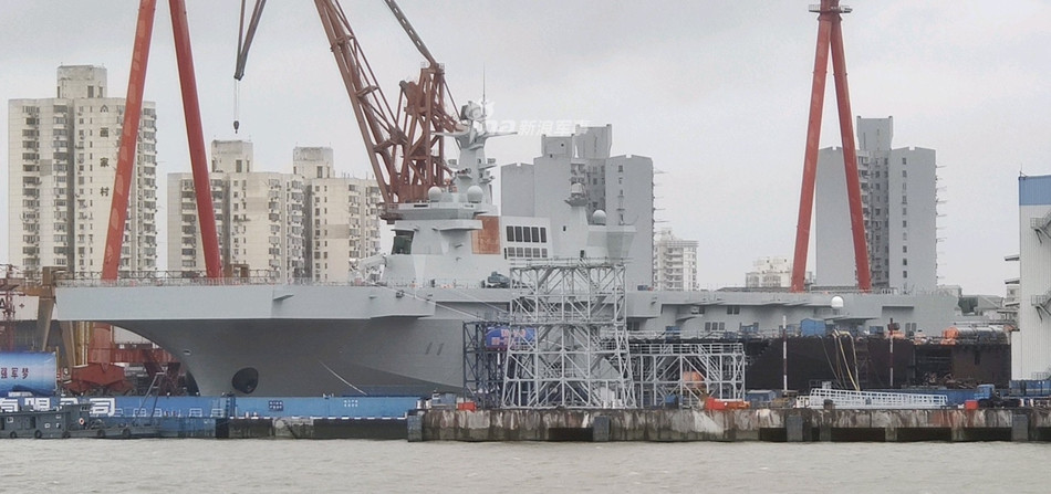Trong khi chiếc Type 071 chỉ có độ giãn nước 25.000 tấn tới nay vẫn chưa được hoàn thiện thì Type 075 với độ giãn nước lên tới 40.000 tấn đã chuẩn bị được hạ thuỷ. Nguồn ảnh: Sina.