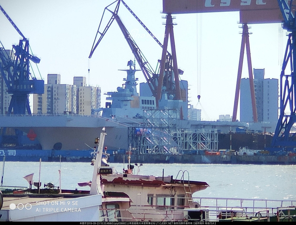 Theo các chuyên gia, việc cho ra đời cùng lúc nhiều tàu đổ bộ tấn công cùng tàu đổ bộ sẽ tăng cường tối đa năng lực tấn công đổ bộ đường biển của Quân đội Trung Quốc trong tương lai. Nguồn ảnh: Sina.