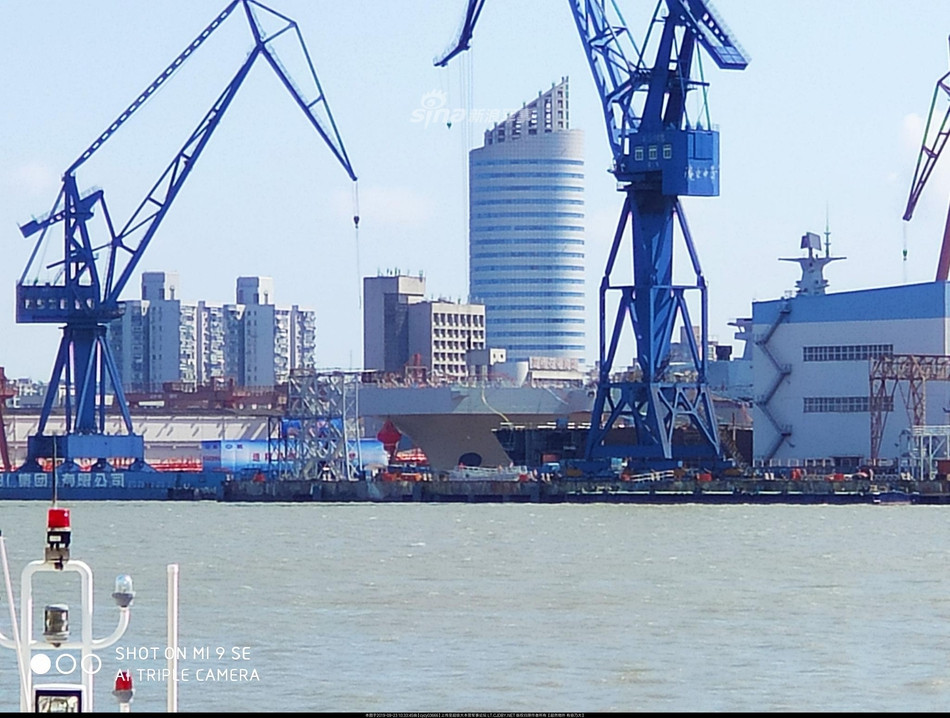 Về cơ bản, tàu đổ bộ tấn công mang trực thăng Type 075 của Hải quân Trung Quốc có chiều dài 250 mét, lườn rộng 30 mét với tốc độ tối đa 23 hải lý giờ. Nguồn ảnh: Sina.