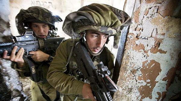 Ngoài ra, kiểu trang bị này cũng hết sức rẻ tiền, không cần thay đổi kết cấu của chiếc mũ bảo hộ dành cho binh lính vì đơn giản Mitznefet chỉ là một mảnh vải hình ống với một chiếc chun để buộc. Nguồn ảnh: Pinterest.