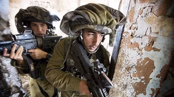 Ngoài ra, kiểu trang bị này cũng hết sức rẻ tiền, không cần thay đổi kết cấu của chiếc mũ bảo hộ dành cho binh lính vì đơn giản Mitznefet chỉ là một mảnh vải hình ống với một chiếc chun để buộc. Nguồn ảnh: Pinterest.