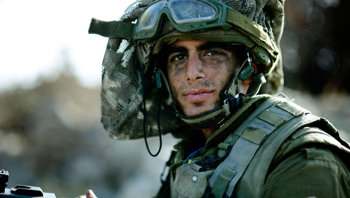 Trong khi đó với chiếc mũ thông thường có hình cầu tròn nhẵn, từ khoảng cách xa nếu đối phương tinh mắt người lính vẫn rất dễ bị phát hiện do ở môi trường tự nhiên, những vật có hình tròn nhẵn nhụi là rất ít. Nguồn ảnh: Pinterest.