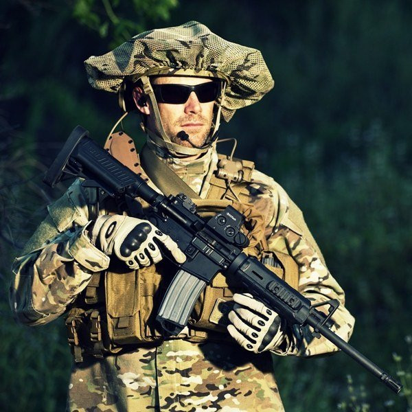 Mitznefet cũng không ảnh hưởng gì tới hoạt động của người lính do nó rất nhẹ, bản thân lớp vải nguỵ trang này còn có thể được "tạo hình", biến mũ bảo hộ của người lính thành mũ lưỡi chai khi cần che nắng, mưa. Nguồn ảnh: Pinterest.