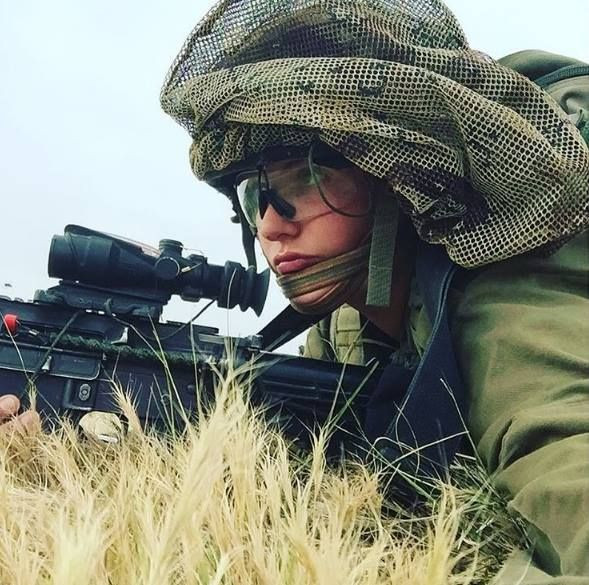 Tuy nhiên, do có thiết kế rất đơn giản và dễ bắt chước, bất cứ người lính nào cũng có thể tự chế cho mình một lớp vỏ bọc Mitznefet một cách đơn giản dựa trên những lớp vải màn, vải dù hay thậm chí là quân phục bỏ đi. Nguồn ảnh: Pinterest.