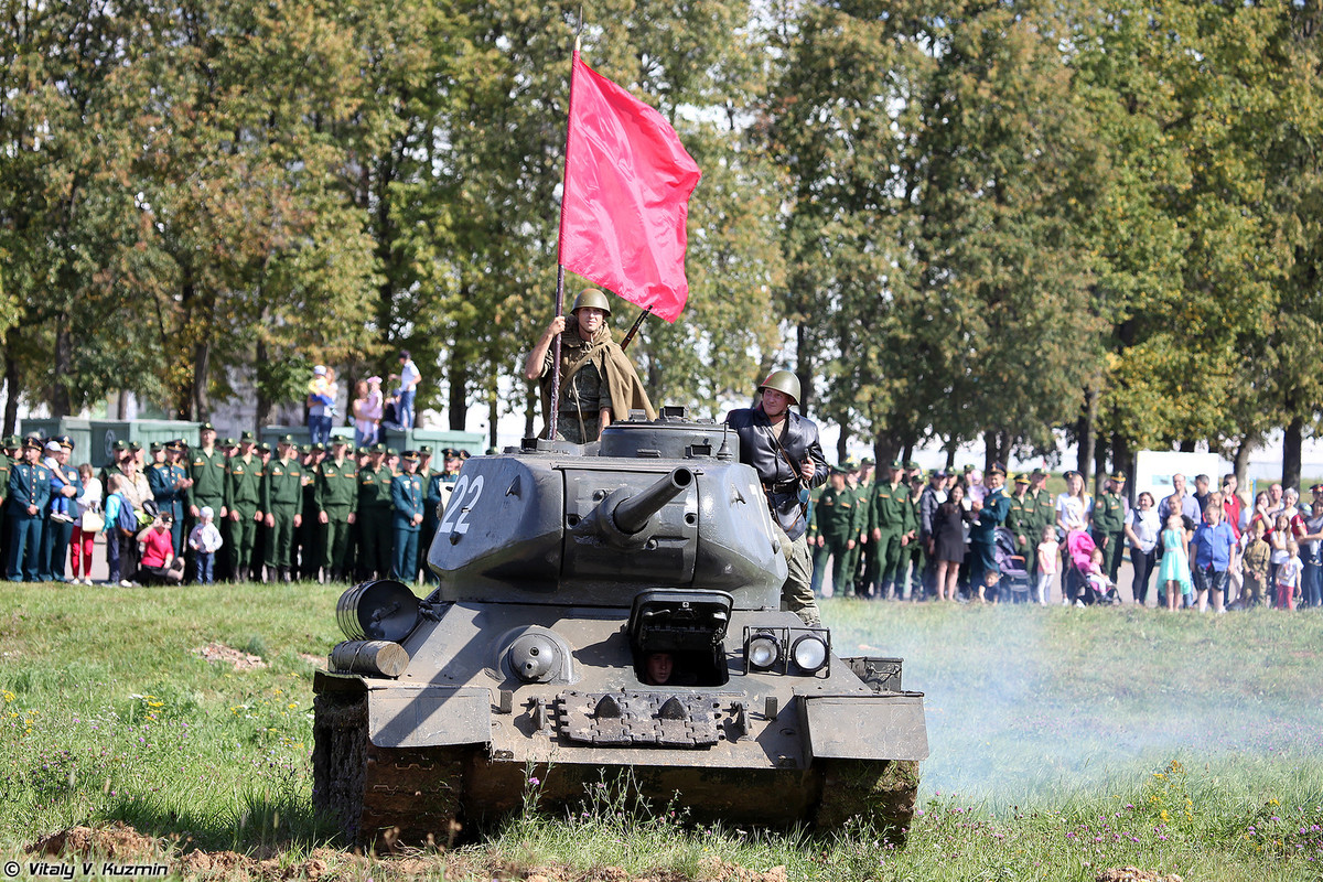 Đặc biệt trong "Ngày Xe Tăng" năm nay, quân đội Nga có đưa ra trình diễn một loạt xe tăng T-34-85 nguyên bản vừa được nước này mua từ Lào hồi đầu năm. Nguồn ảnh: Vitaly.