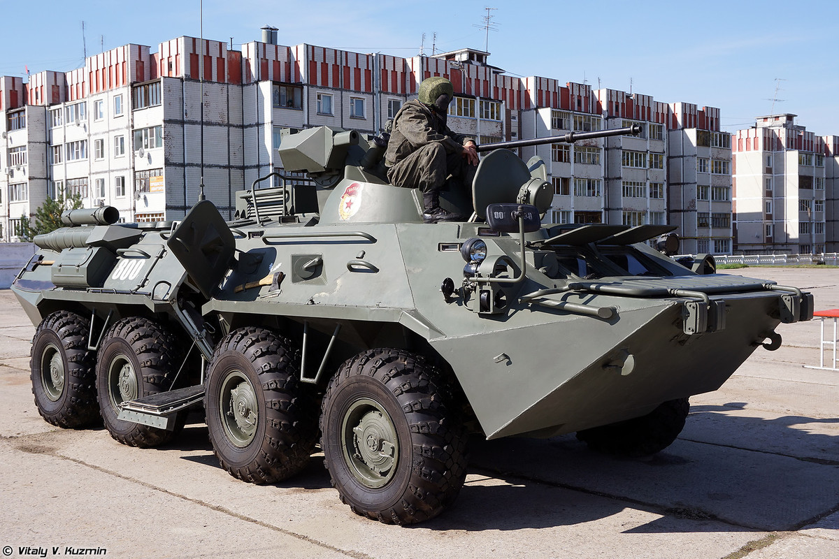 Xe thiết giáp chở quân BTR-82A - phiên bản mới nhất của dòng BTR-80 với giáp được cải tiến, hệ thống tác chiến đêm được nâng cấp cùng với hệ thống định vị toàn cầu GLONASS được tích hợp. Nguồn ảnh: Vitaly.