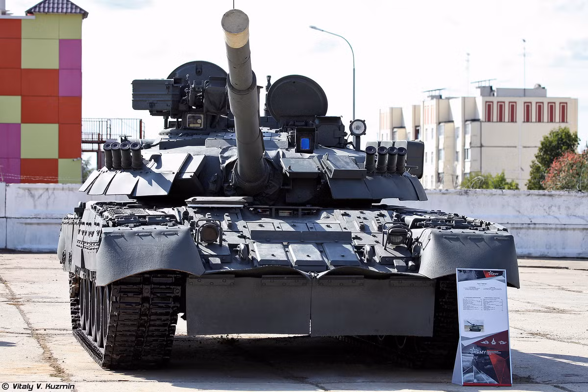 Cũng trong khuôn khổ của "Ngày Xe Tăng", quân đội Nga còn cho trưng bày loại xe tăng T-80UE-1 - loại xe tăng chủ lực đắt bật nhất mà Liên Xô từng chế tạo ra. Nguồn ảnh: Vitaly.