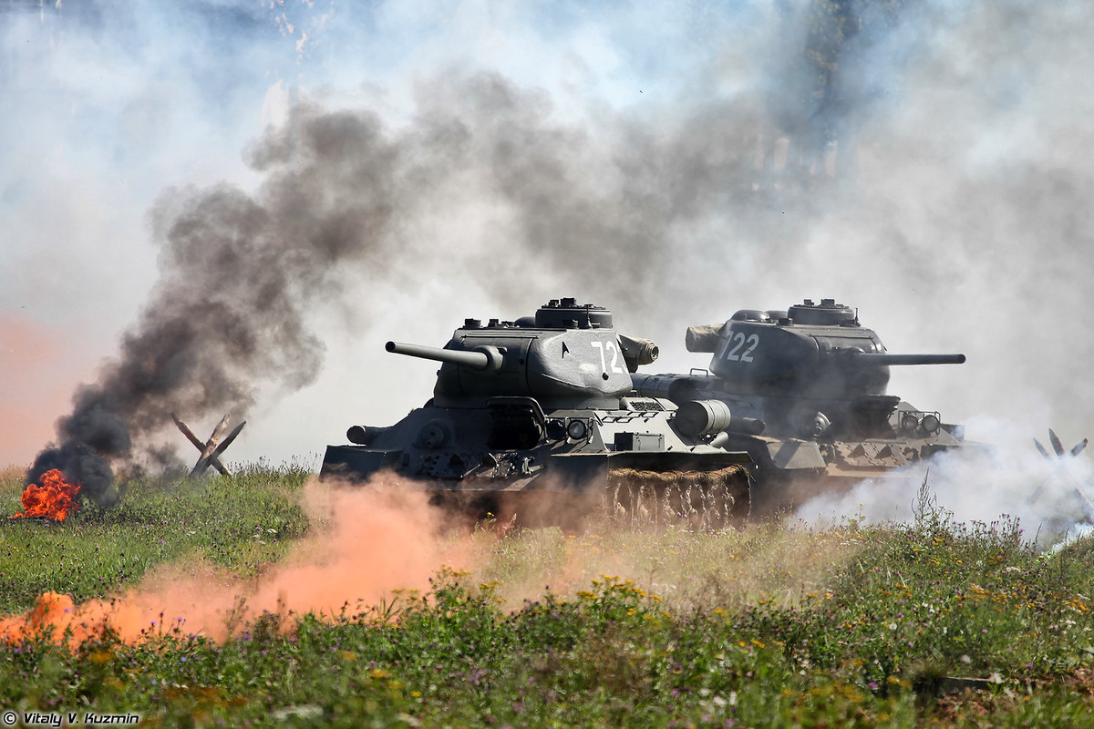 " Ngày Xe Tăng" là một sự kiện đã ra đời từ thời Liên Xô. Trong ngày này, quân đội sẽ mang các loại xe tăng, thiết giáp hay thậm chí cả pháo với súng các loại ra trình diễn công khai cho công chúng chiêm ngưỡng. Nguồn ảnh: Vitaly.