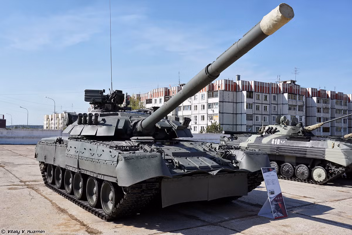 Do có chi phí đóng mới quá đắt đỏ, loại xe tăng này tới nay vẫn chỉ được sử dụng với số lượng cực kỳ hạn chế trong quân đội Nga. Nguồn ảnh: Vitaly.