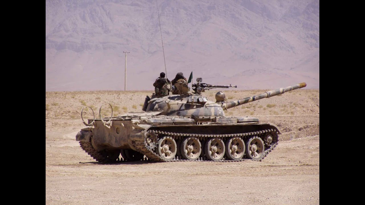 Hệ thống ổn định hai trục được trang bị trên xe tăng T-62 còn cho phép nó vừa di chuyển vừa bắn với hiệu quả tiêu diệt mục tiêu cực tốt. Theo tính toán, T-62 có 70% khả năng bắn trúng mục tiêu ngay từ phát bắn đầu tiên khi di chuyển với tốc độ 40 km/h. Nguồn ảnh: Pinterest.