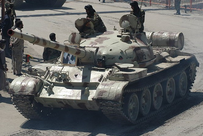 Với xe tăng chủ lực T-62, họng hút khói được bố trí ở khu vực đầu nòng pháo giúp cho khói và muội sau mỗi lần khai hỏa được đẩy ra ở phần đầu nòng. Ngoài ra, T-62 còn có hệ thống đẩy vỏ đạn ra ngoài sau mỗi lần bắn. Nguồn ảnh: Flickr.