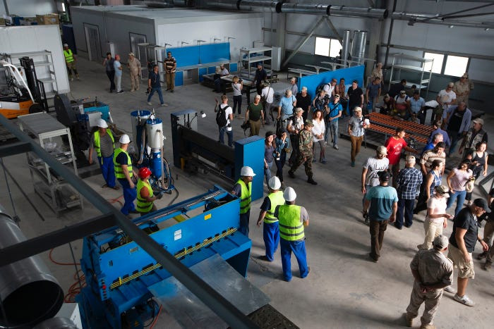 Bên trong căn cứ hải quân này, có một nhà xưởng quy mô nhỏ để có thể làm nhiệm vụ bảo dưỡng, bảo trì cho những tàu chiến hoặc phương tiện, khí tài được quân đội Nga sử dụng trong khu vực. Nguồn ảnh: BI.