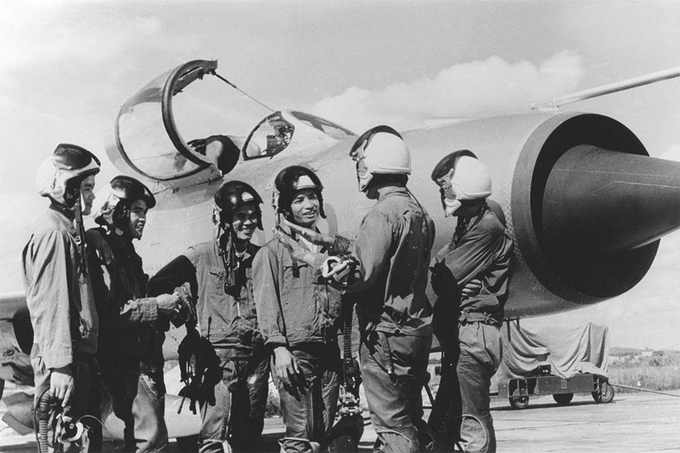 Ngoài ra, còn có một vài tư liệu ít ỏi về một phi công Liên Xô có tên Vadim Petrovich Shchbakov từng hạ sáu chiến đấu cơ địch khi tham gia huấn luyện ở Việt Nam với chiếc MiG-21 của mình. Tuy nhiên tới nay vẫn chưa có thông tin xác đáng nào về người phi công Liên Xô này. Nguồn ảnh: TL.