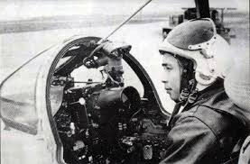 Tiếp đến là phi công Mai Văn Cương với thành tích diệt 8 máy bay địch trong đó có bốn chiếc F-4 và F-8 bằng hai loại máy bay MiG-17 và MiG-21. Nguồn ảnh: TL.