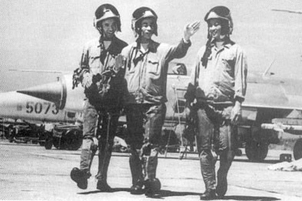 Phi công Phạm Thanh Ngân cũng có thành tích tương tự với 8 máy bay địch bị ông bắn hạ bằng hai loại chiến đấu cơ MiG-17 và MiG-21 mà ông từng điều khiển. Nguồn ảnh: TL.