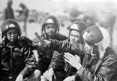 Phi công Nguyễn Văn Nghĩa với chiếc chiến đấu cơ MiG-21 cũng hạ được năm chiến đấu cơ của Không quân Mỹ. Nguồn ảnh: TL.