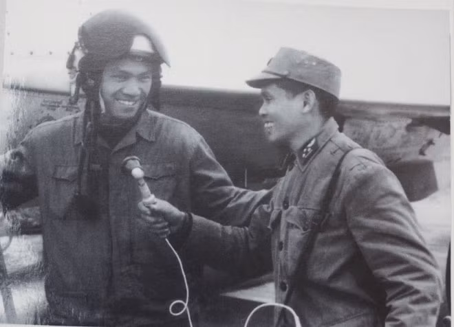 Cùng thành tích với chiến công hạ được tổng cộng 6 máy bay địch còn có phi công Nguyễn Tiến Sâm với chiếc tiêm kích MiG-21 của mình. Nguồn ảnh: TL.