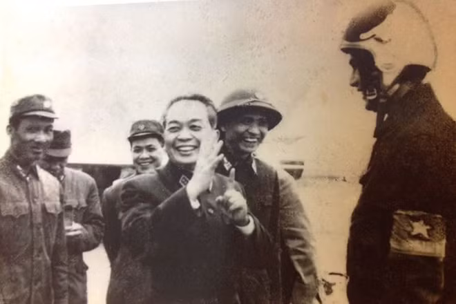 Tiếp đến là phi công Nguyễn Đức Soát (ngoài cùng bên phải) với tiêm kích MiG-21. Trong thời gian tham chiến đồng chí Nguyễn Đức Soát đã hạ tổng cộng 6 máy báy địch. Nguồn ảnh: TL.