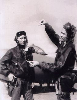 Phi công Võ Văn Mẫn có thành tích bắn hạ năm máy bay đối phương với chiếc tiêm kich MiG-17 của mình. Nguồn ảnh: TL.