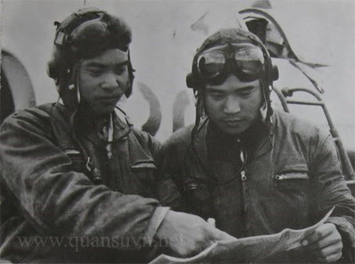 Phi công Lê Quang Trung từng điều khiển cả hai loại chiến đấu cơ MiG-17 và MiG-21, hạ gục được năm máy bay đối phương và là một trong những phi công dành được danh hiệu Ace của Không quân Việt Nam. Nguồn ảnh: TL.