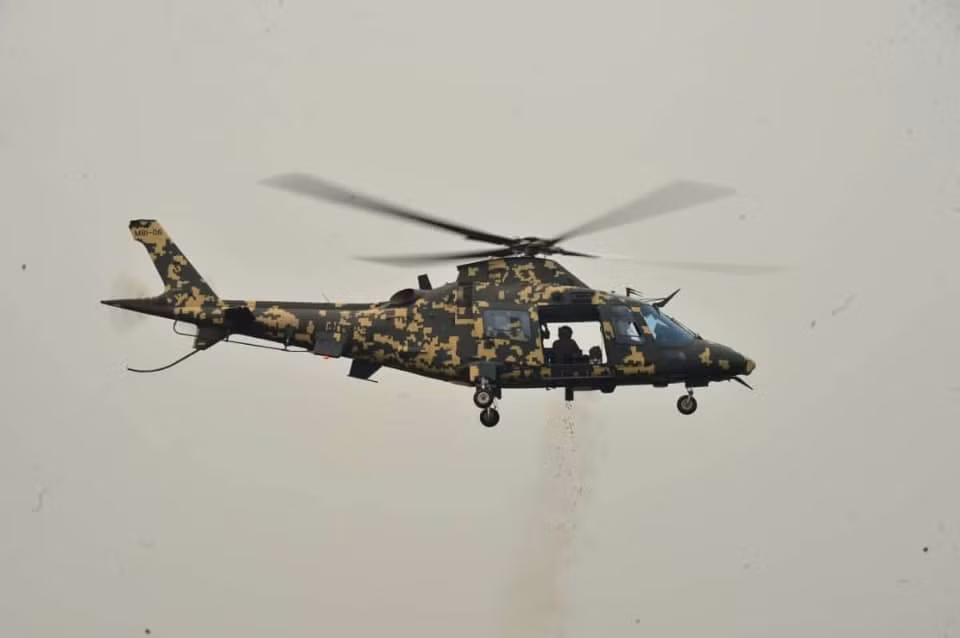 Trực thăng Agusta A109 do Italia kết hợp nghiên cứu và sản xuất với Anh Quốc, đây là loại trực thăng chuyên dụng được thiết kế cho nhiệm vụ do thám nhưng Malaysia đã mua 10 chiếc và trang bị thêm cho chúng hoả lực pháo 20mm cùng pháo phản lực. Nguồn ảnh: Tentera Darat Malaysia.