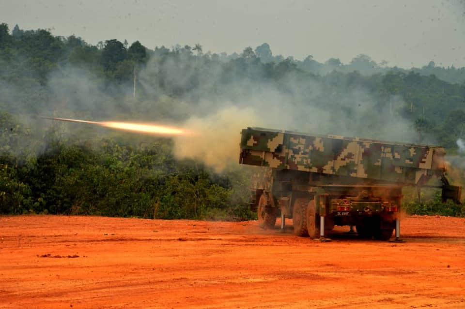 Pháo phản lực phòng loạt Astros II với cỡ nòng cực khủng lên tới 300mm được Malaysia nhập khẩu từ Brazil, hiện trong biên chế quân đội Malaysia đang có 54 tổ hợp pháo phản lực phóng loạt loại này. Nguồn ảnh: Tentera Darat Malaysia.