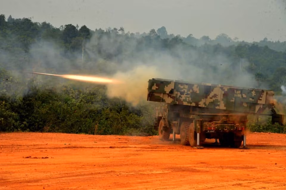 Pháo phản lực phòng loạt Astros II với cỡ nòng cực khủng lên tới 300mm được Malaysia nhập khẩu từ Brazil, hiện trong biên chế quân đội Malaysia đang có 54 tổ hợp pháo phản lực phóng loạt loại này. Nguồn ảnh: Tentera Darat Malaysia.