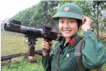 Theo thống kê, tỷ lệ cán bộ, quân nhân nữ phục vụ trong Quân đội Nhân dân Việt Nam tính tới năm 2018 là 2,67%, trong đó tỷ lệ nữ đảng viên tham gia cấp uỷ các cấp đạt 2,57%. Nguồn ảnh: Pinterest.