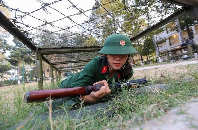 Nữ quân nhân của Quân đội Nhân dân Việt Nam trên thao trường tập luyện không khác gì những đồng nghiệp nam của mình. Nguồn ảnh: QDND.