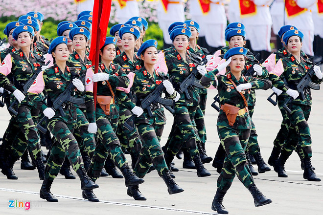 Khối nữ quân nhân của Quân đội Nhân dân Việt Nam diễu hành qua lễ đài trong cuộc diễu binh năm 2015 được tổ chức ở Quảng trường Ba Đình, Hà Nội. Nguồn ảnh: Zingnews.