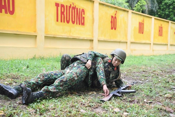 Thậm chí, tại Army Games 2019 vừa rồi, các nữ quân nhân của Việt Nam còn tham dự hạng mục quân y chiến trường, phải kéo "thương binh" nặng tới 90kg về tuyến sau trong một số nội dung thi đấu. Nguồn ảnh: QDND.
