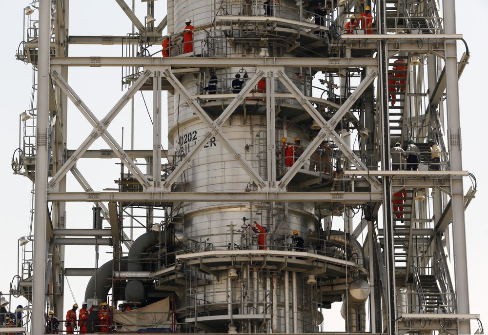 Các tháp phân tách có nhiệm vụ xử lý dầu thô cũng bị phá hủy. Quan chức Saudi cho biết 10 vụ cháy đã xảy ra trong vòng 7 tiếng sau vụ tấn công. 11 cấu trúc hình cầu bị tấn công 18 lần, bên cạnh 5 tháp phân tách và 2 cơ sở xử lý nhỏ. Ảnh: AP.