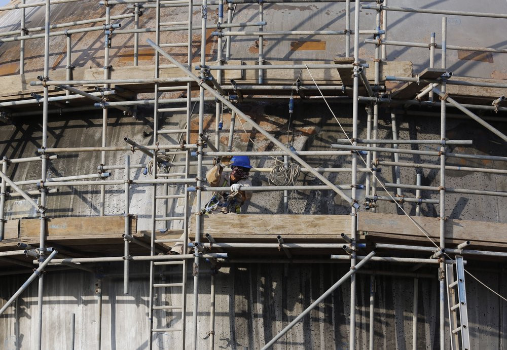 Các công nhân đang làm việc cật lực để vá lại những lỗ thủng này. Sản lượng dầu khí của Saudi Arabia đã nhanh chóng phục hồi trở lại sau vụ tấn công, khiến giá dầu thế giới ổn định trở lại. Ảnh: AP.