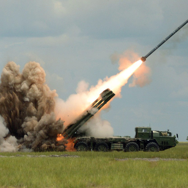 Mặc dù không có thông tin cụ thể số lượng các tổ hợp Tornado-S được Bộ quốc phòng Nga đặt mua, tuy nhiên dựa trên tổng giá trị hợp đồng các chuyên gia cho biết rất có thể Nga sẽ mua được ít nhất 20 tổ hợp pháo phản lực phóng loạt loại này. Nguồn ảnh: Rumil.