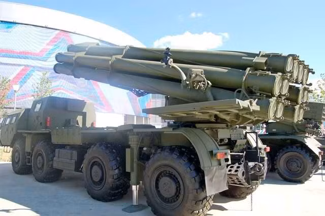 Tính tới năm 2016, trong biên chế của Lục quân Nga đã có khoảng 136 tổ hợp Tornado phiên bản G. Tuy nhiên phiên bản này chỉ có tầm bắn tối đa 70 km, chưa thể đạt được tầm bắn 120 km như phiên bản S. Nguồn ảnh: Rumil.