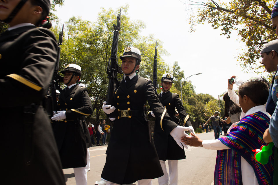 Học viên Hải quân Mexico tiến vào lễ đài trước sự chào đón của những người trực tiếp theo dõi cuộc diễu binh. Nguồn ảnh: BI.