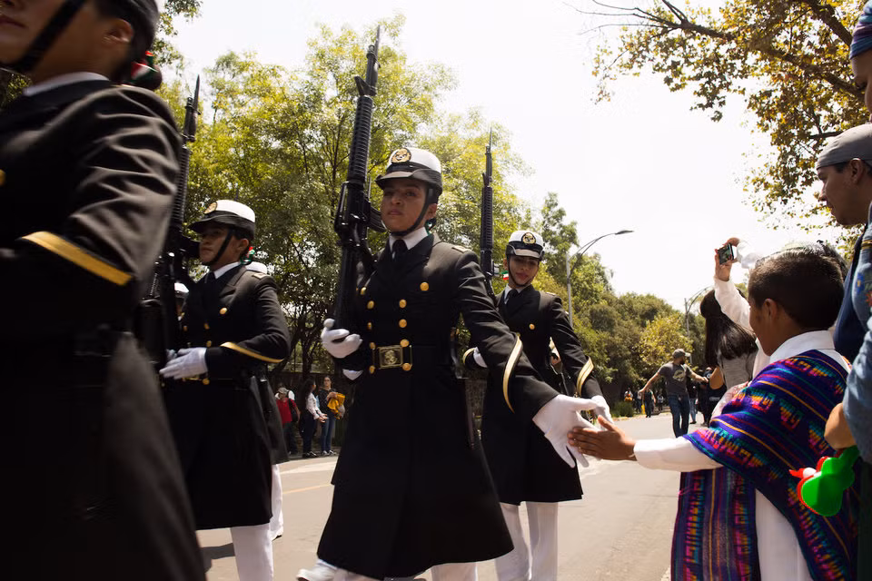 Học viên Hải quân Mexico tiến vào lễ đài trước sự chào đón của những người trực tiếp theo dõi cuộc diễu binh. Nguồn ảnh: BI.