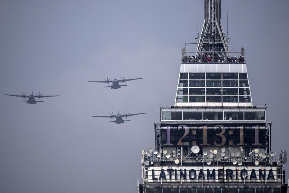 Đội hình bay của Không quân Mexico trong buổi lễ này là cực kỳ hoành tráng với nhiều khối không quân, mỗi khối bao gồm... 20 máy bay xếp hàng trên không. Nguồn ảnh: BI.