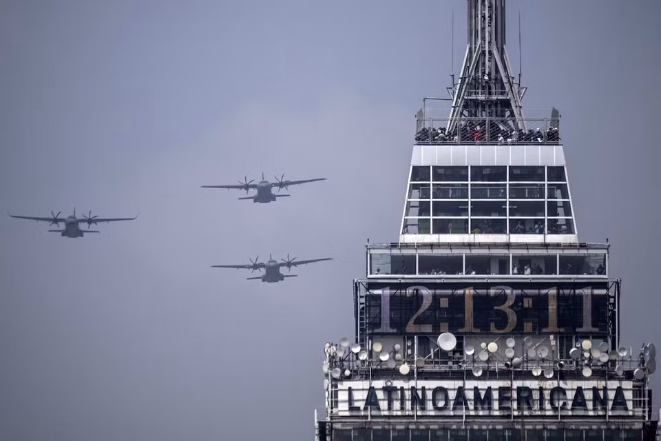 Đội hình bay của Không quân Mexico trong buổi lễ này là cực kỳ hoành tráng với nhiều khối không quân, mỗi khối bao gồm... 20 máy bay xếp hàng trên không. Nguồn ảnh: BI.
