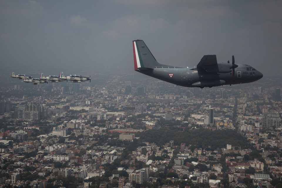 Tiếp theo sau đó là sự xuất hiện của lực lượng không quân nước này. Đặc biệt trong cuộc diễu binh năm nay, lần đầu tiên các phi công nữ của Mexico được lựa chọn để lái máy bay bay qua lễ đài. Nguồn ảnh: BI.