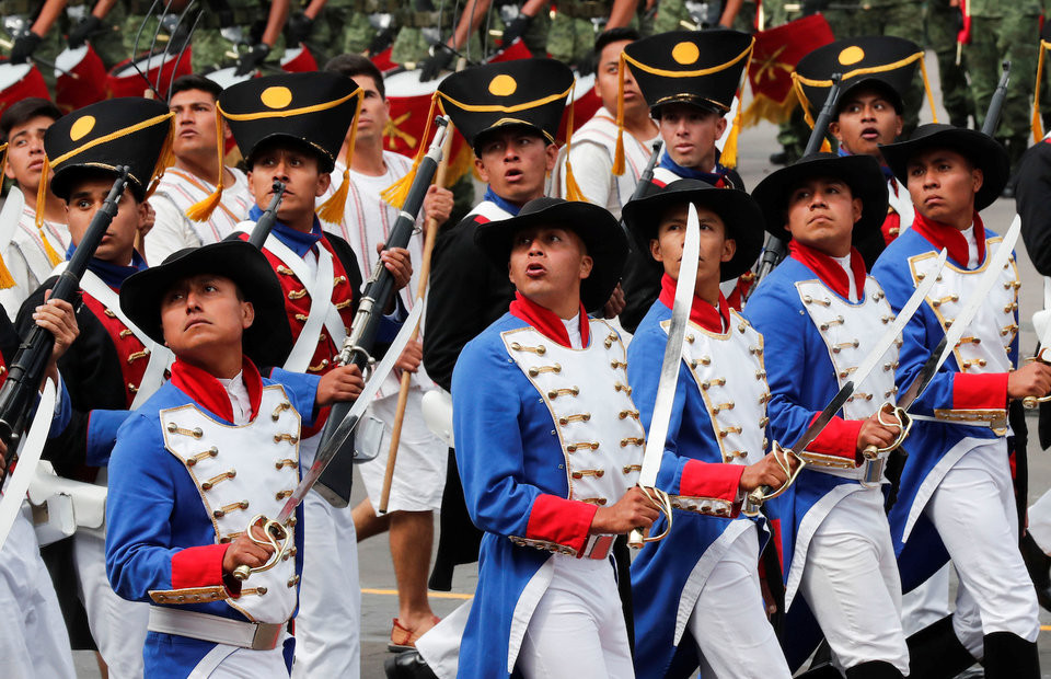 Binh lính mặc quân phục truyền thống của Hải quân Mexico từ thời chiến tranh với người Tây Ban Nha cách đây hơn 200 năm. Nguồn ảnh: BI.