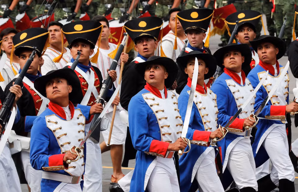 Binh lính mặc quân phục truyền thống của Hải quân Mexico từ thời chiến tranh với người Tây Ban Nha cách đây hơn 200 năm. Nguồn ảnh: BI.