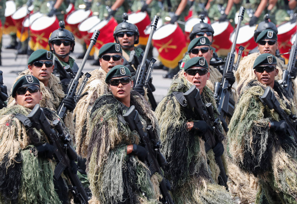 Dưới mặt đất, lực lượng bắn tỉa đặc nhiệm của quân đội Mexico mở màn cuộc diễu binh khi đi qua lễ đài với quân phục nguỵ trang đậm chất "bắn tỉa". Nguồn ảnh: BI.