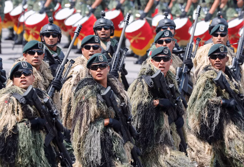 Dưới mặt đất, lực lượng bắn tỉa đặc nhiệm của quân đội Mexico mở màn cuộc diễu binh khi đi qua lễ đài với quân phục nguỵ trang đậm chất "bắn tỉa". Nguồn ảnh: BI.