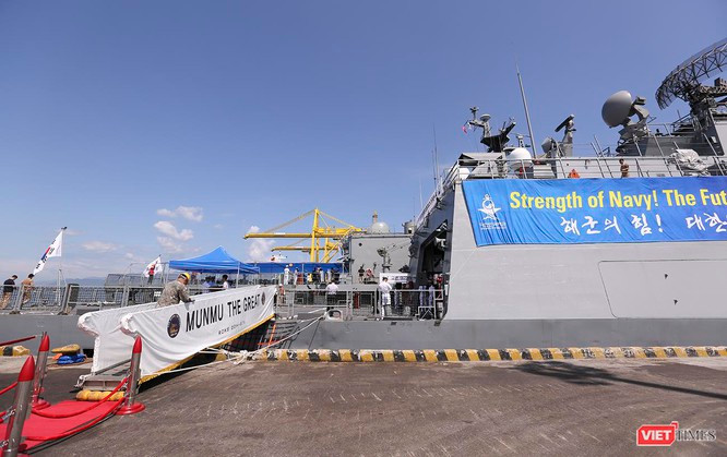 Ngoài ra, tàu ROKS Munmu The Great còn được thiết kế hệ thống sàn đáp trực thăng tiêu chuẩn ở phía sau và một gara chứa trực thăng, cho phép nó mang theo được tối đa 2 trực thăng loại Super Lynx. Nguồn ảnh: Viettimes.