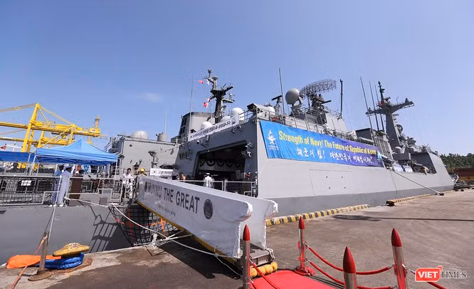 Cận cảnh khoang chứa trực thăng trên tàu ROKS Munmu The Great. Nguồn ảnh: Viettimes.