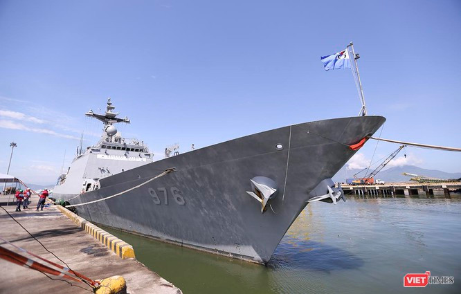Khu trục hạm ROKS Munmu The Great được Hàn Quốc đóng theo lớp Chungmugong Yi Sun-sin và được hạ thủy từ năm 2003. Khu trục hạm này có độ giãn nước tối đa chỉ 5520 tấn và được trang bị dàn vũ khí cực kỳ nguy hiểm. Nguồn ảnh: Viettimes.